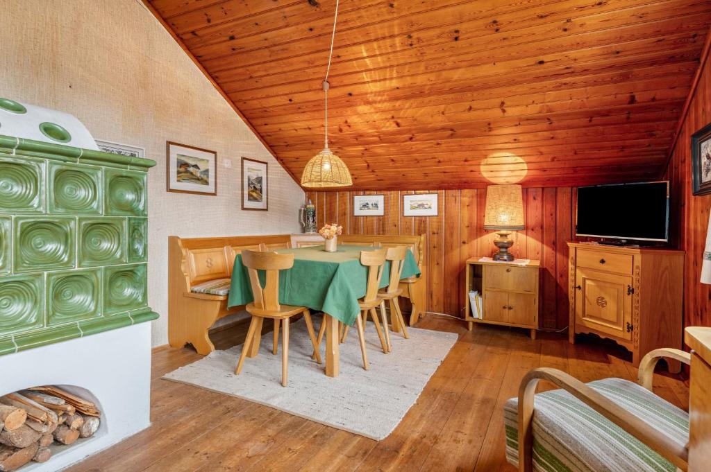 une salle à manger avec une table et une télévision dans une cabine dans l'établissement Haus Botter, à Collalbo