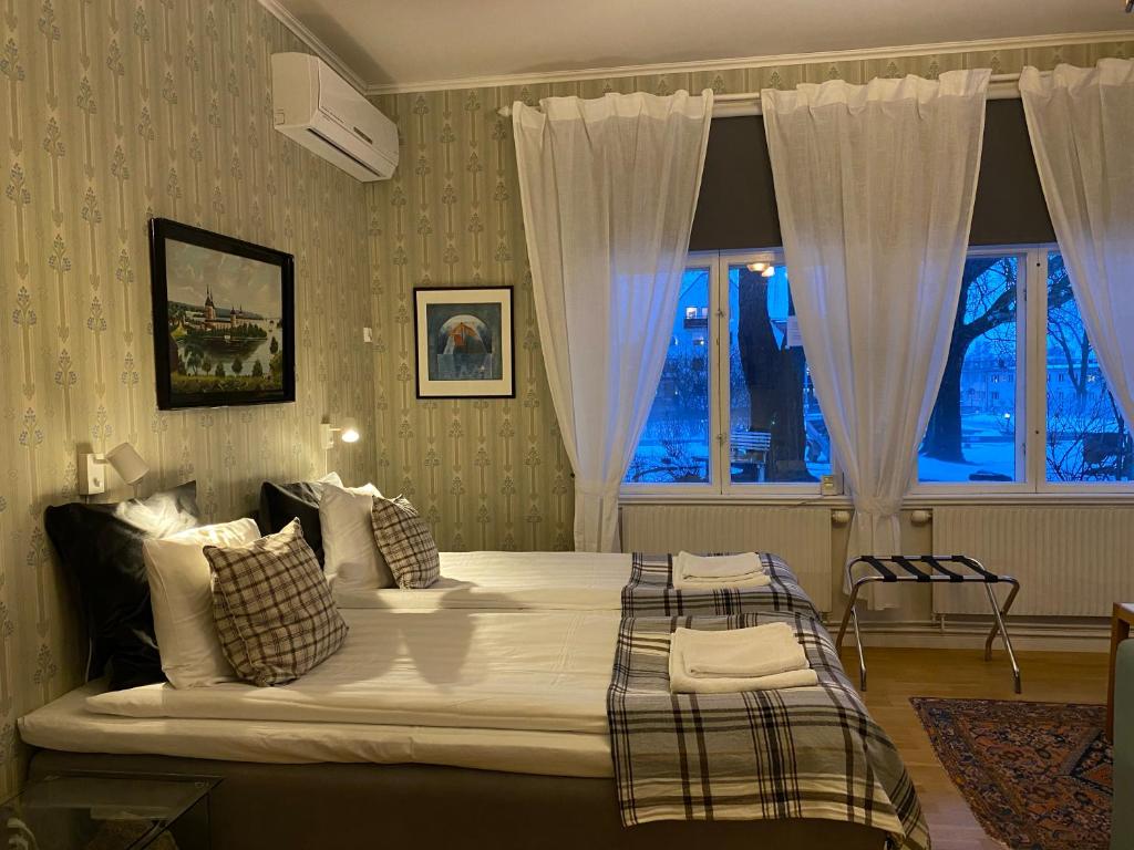 Postel nebo postele na pokoji v ubytování Borgs Villahotell och B&B