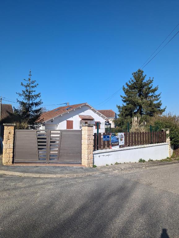 une maison avec une clôture et un portail dans l'établissement LA LOGIA DU SAPIN, à Villers-Allerand