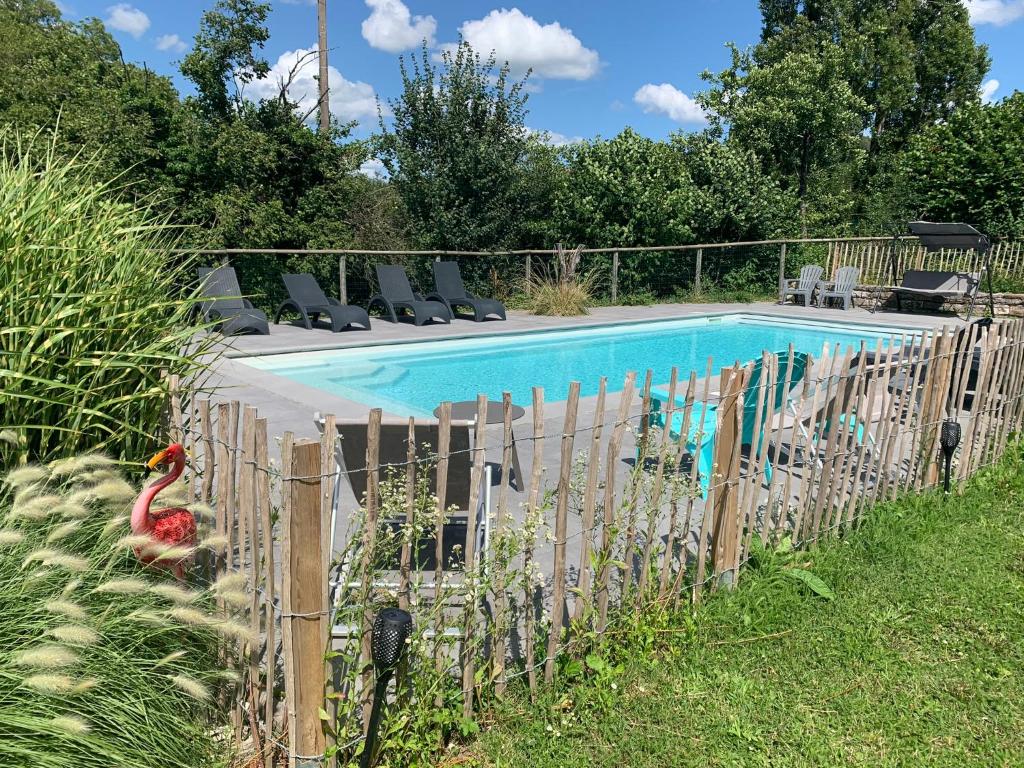 una piscina en un patio con una valla de madera en Camping La Saline d'Arc et Senans, en Arc-et-Senans
