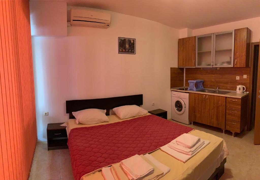 En eller flere senge i et værelse på Stamopolu Parter