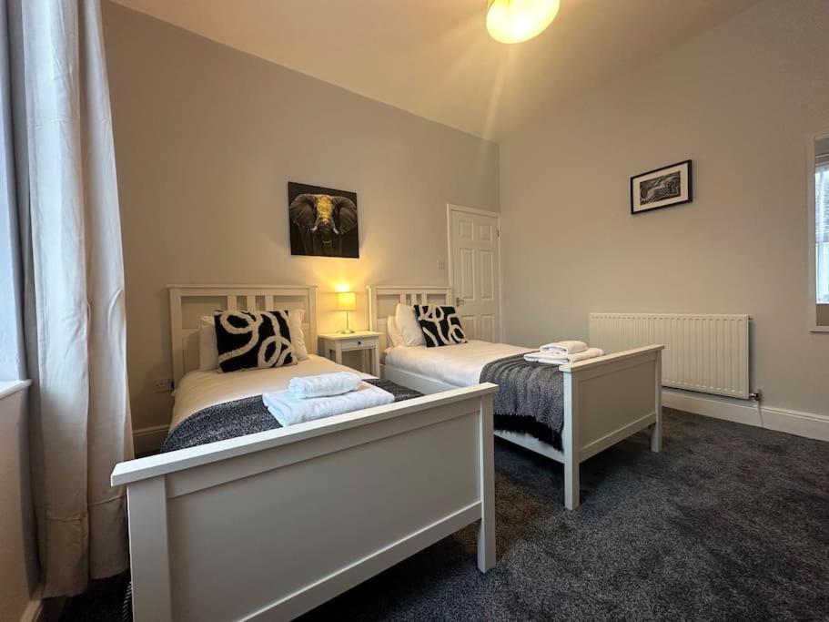 1 dormitorio con 2 camas y ventana en 79 Hambledon-2Bed upstairs flat, en Blythe
