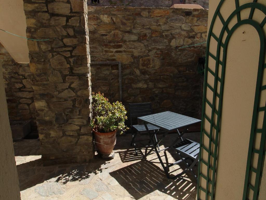 Patio alebo iná vonkajšia časť ubytovania Collioure: Superbe T3 avec terrasse, face à la mer et parking - FR-1-309-376