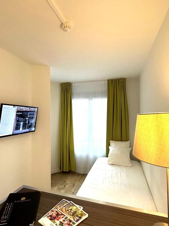 Postel nebo postele na pokoji v ubytování Hôtel Le Cousture