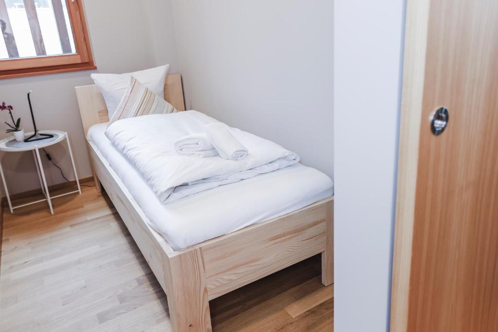 Postel nebo postele na pokoji v ubytování Penthousewohnung mit Bergblick - klimatisiert