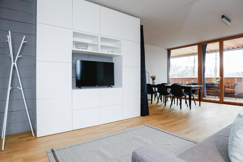 TV a/nebo společenská místnost v ubytování Penthousewohnung mit Bergblick - klimatisiert