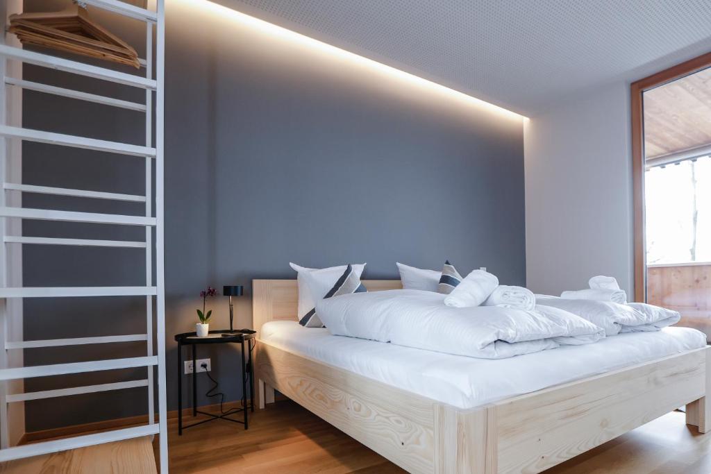 Postel nebo postele na pokoji v ubytování Penthousewohnung mit Bergblick - klimatisiert