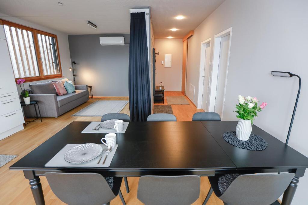 Posezení v ubytování Penthousewohnung mit Bergblick - klimatisiert