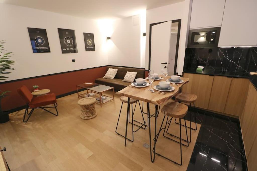 un salon avec une table et un canapé dans l'établissement Neuf & Cosy - 2 chambres - 11e, à Paris