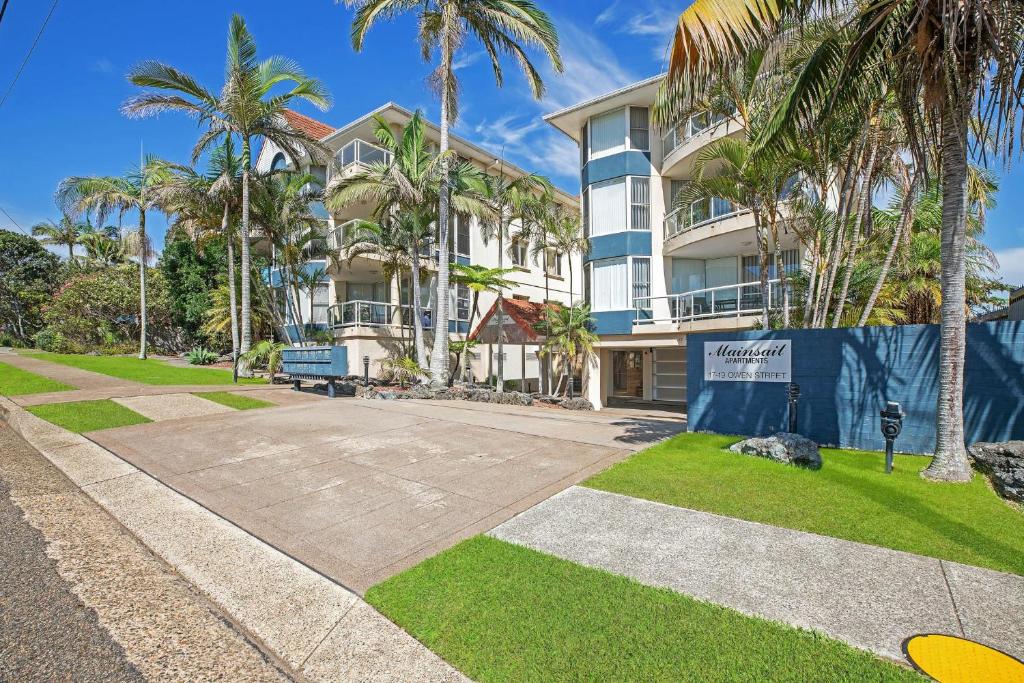 un grand bâtiment avec des palmiers devant lui dans l'établissement Mainsail 3, à Port Macquarie
