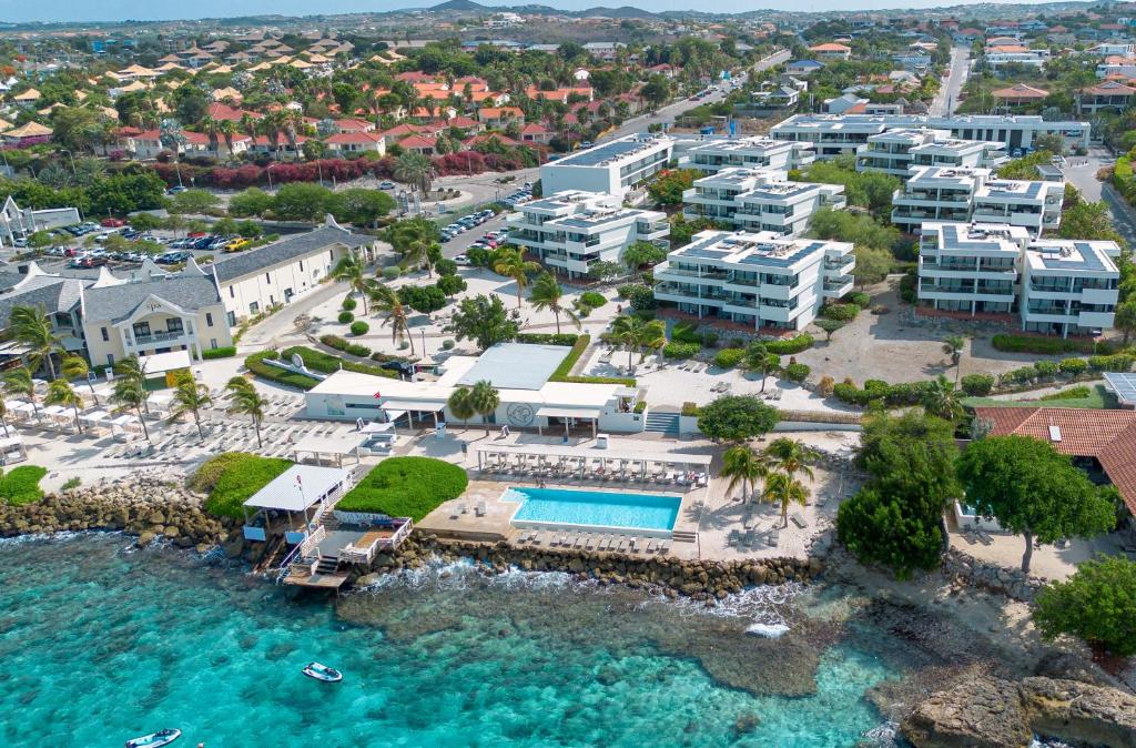 een luchtzicht op het resort en de oceaan bij Papagayo Beach Hotel in Willemstad