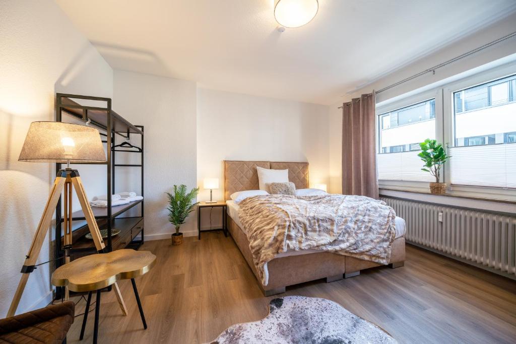 Schlafzimmer mit einem Bett und einem Fenster in der Unterkunft FeWo Vogel: City Wohntraum in Bielefeld