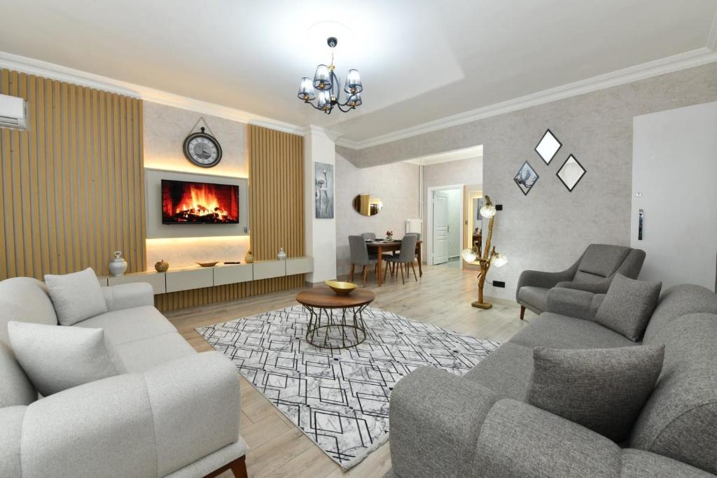- un salon avec deux canapés et une cheminée dans l'établissement Sevinc Suite 1, à Istanbul