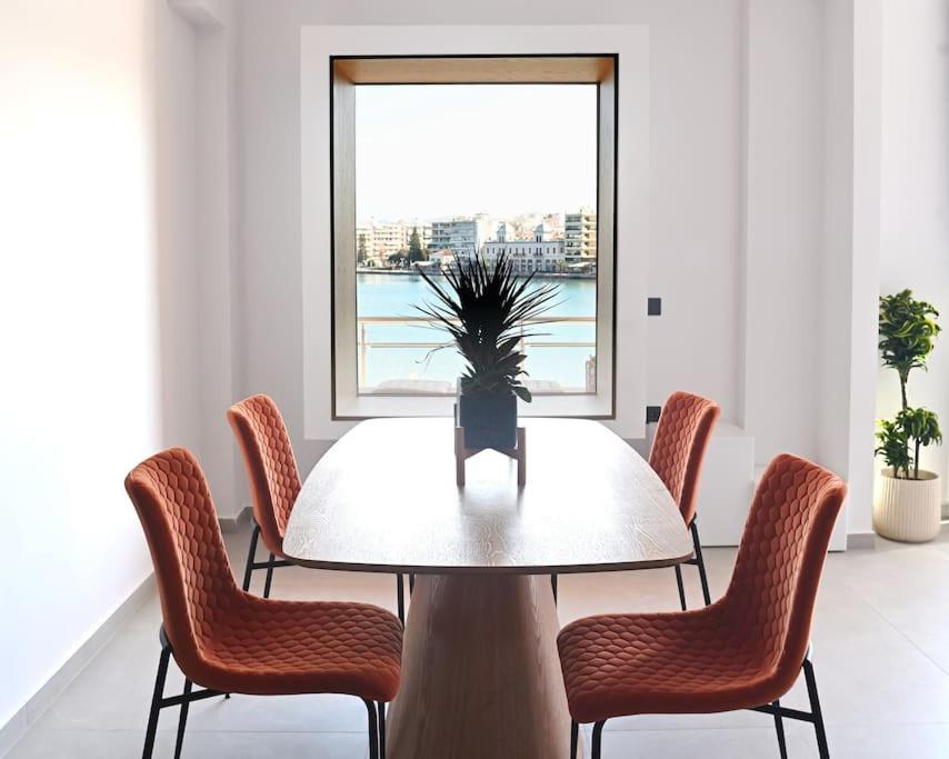uma sala de jantar com uma mesa e cadeiras e uma janela em OpenSea em Chalkida
