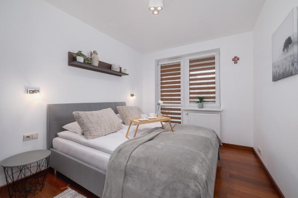 Ένα ή περισσότερα κρεβάτια σε δωμάτιο στο Dworska Modern Apartment in Zabrze by Rent like home