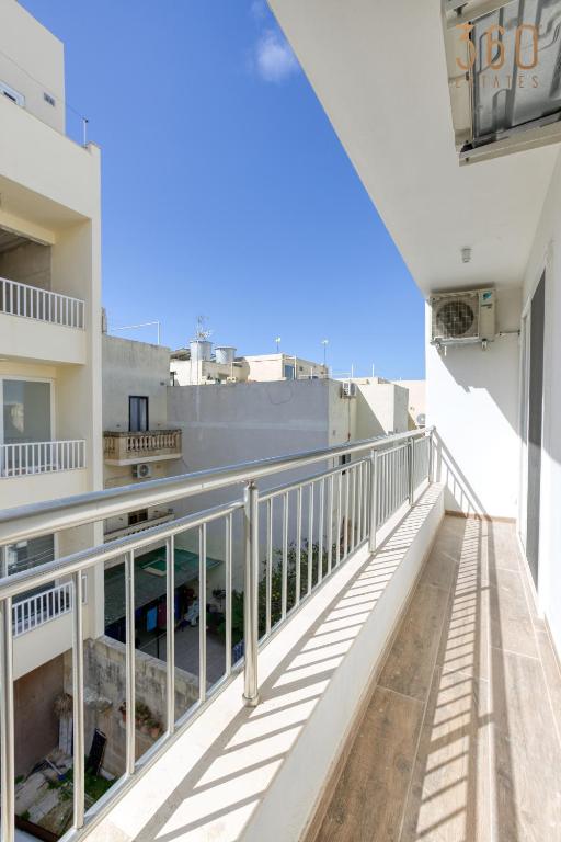 a balcony with a view of a building at Bright &amp; cosy 3BR home with private balcony &amp; WIFI by 360 Estates in Dingli