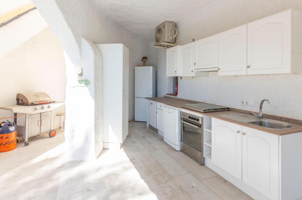 A kitchen or kitchenette at Villa Ronda - Costa CarpeDiem