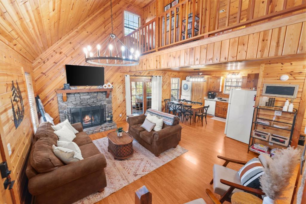 einen Blick über ein Wohnzimmer und eine Küche in einer Hütte in der Unterkunft Firefly Lodge - Cozy 4 bedroom cabin minutes to Helen in Sautee Nacoochee