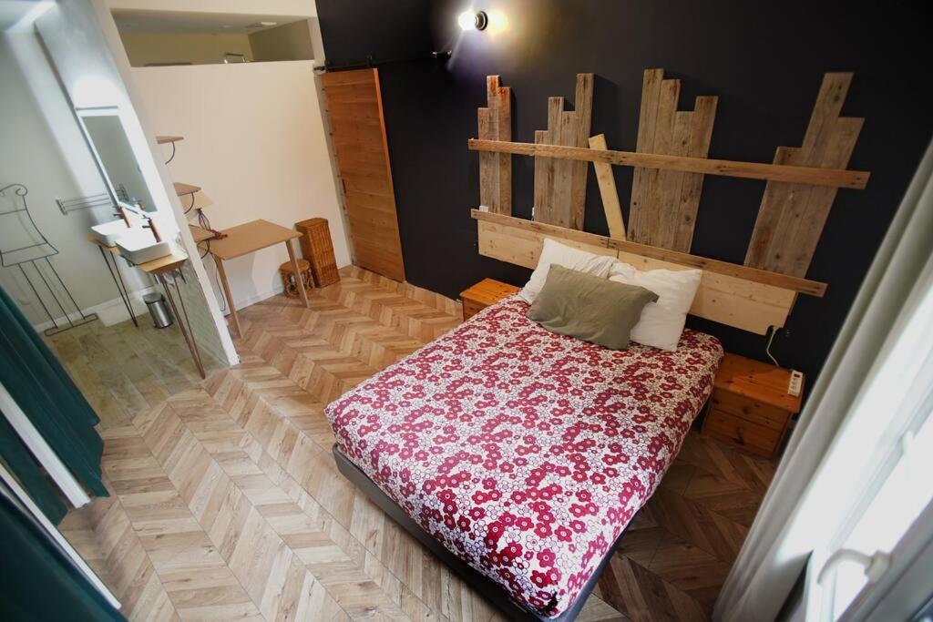 uma vista superior de um quarto com uma cama e almofadas em Appartement de caractére, proche palais des papes em Avignon