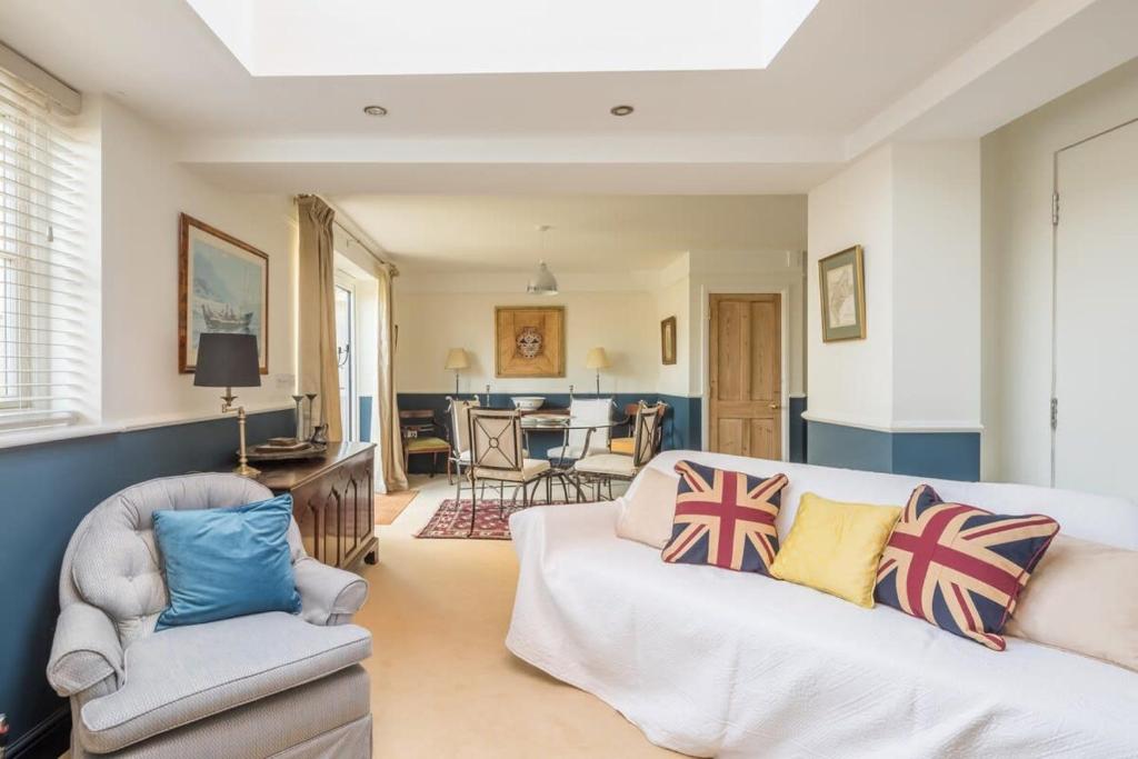 a living room with a couch and a chair at Stunning 3 Bedroom Home with Terrace & Parking in Trumpington