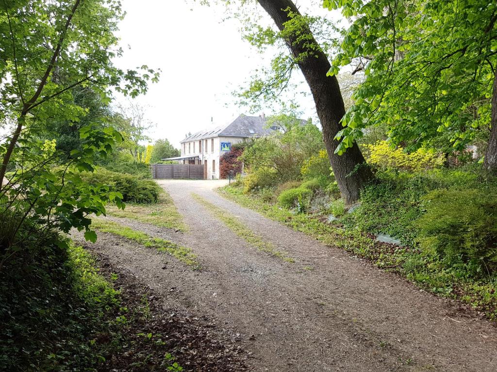 un chemin de terre devant une maison dans l'établissement Logis Relais Des Caillères, à Saint-Pavace