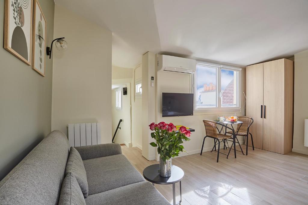 Televízia a/alebo spoločenská miestnosť v ubytovaní Residence Center of Paris by Studio prestige