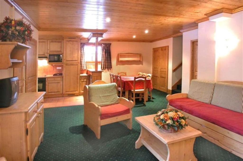 un salon avec un canapé et une salle à manger dans l'établissement Alpina Lodge - 02 - Appart rdc duplex - 8 pers, à Les Deux Alpes