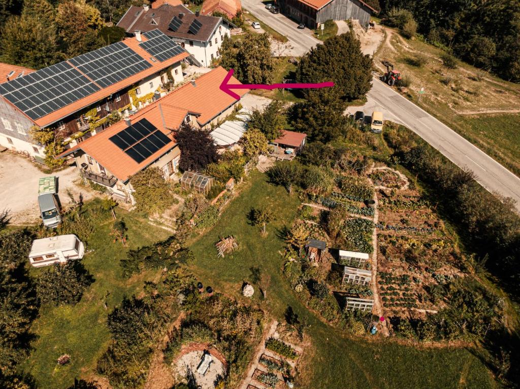 an aerial view of a house with solar panels at Ferienwohnung am Schmiedhof in Amerang