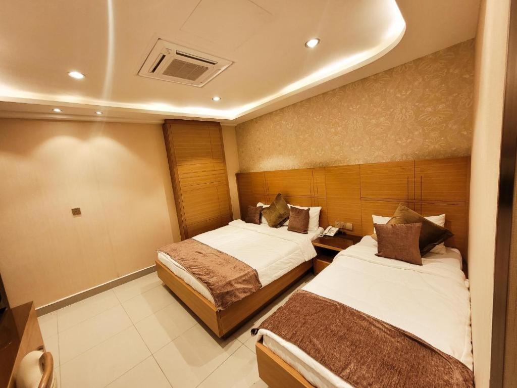 - une chambre avec 2 lits dans l'établissement King Hotel Karbala, à Karbala