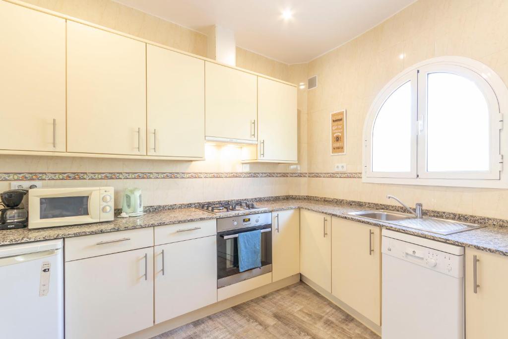 A kitchen or kitchenette at Villa Ronda - Costa CarpeDiem