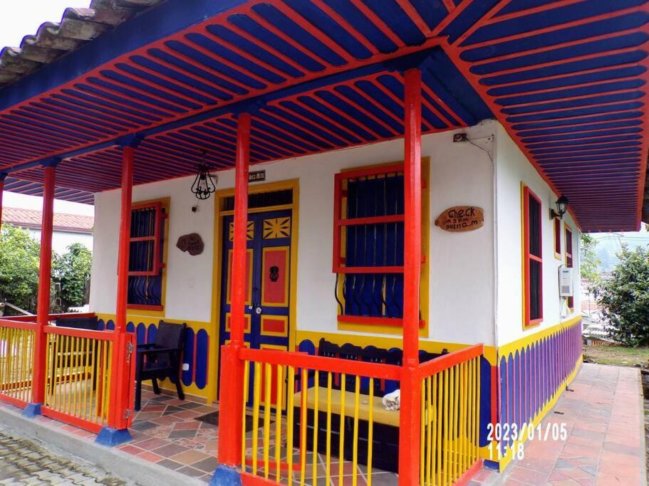サレントにあるEl Madrigal Cabin - Adorable 2-bedroom guesthouseの赤屋根の小屋