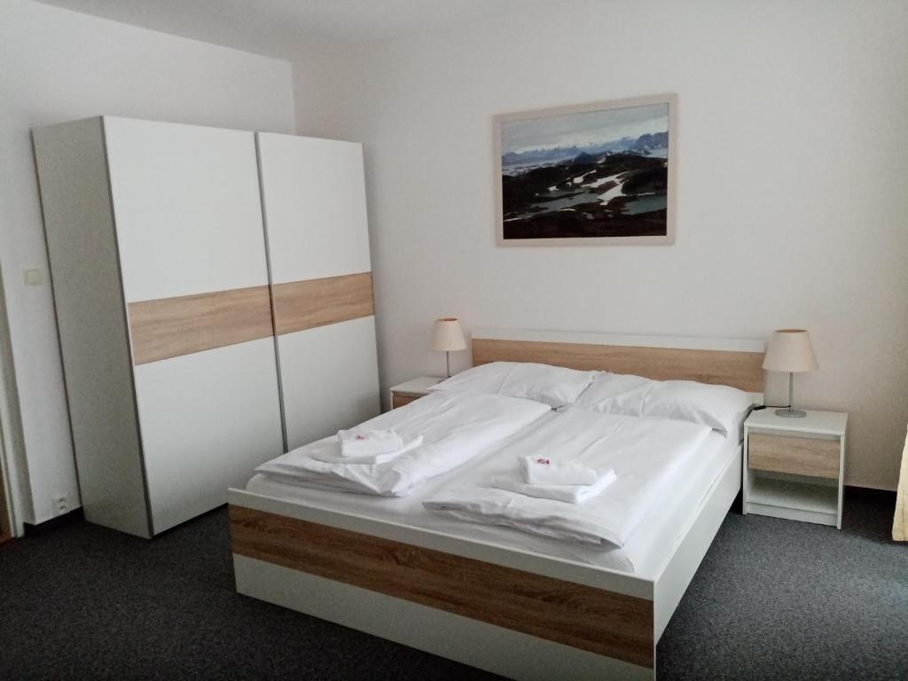 Postel nebo postele na pokoji v ubytování Hotel Harrachov Inn
