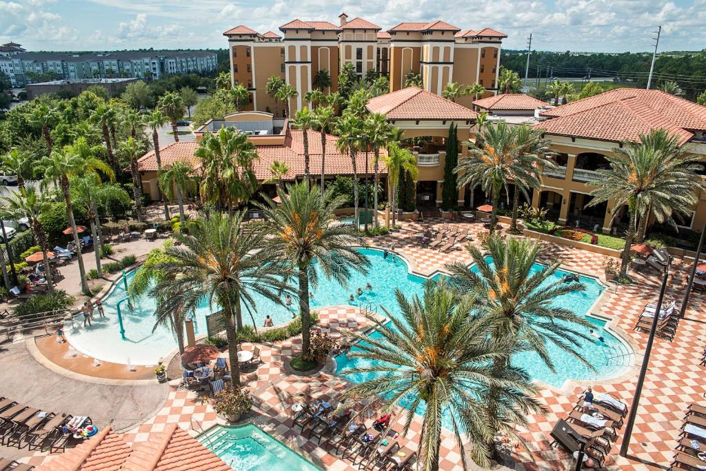 uma vista aérea de um resort com uma piscina e palmeiras em Floridays Orlando Two & Three Bed Rooms Condo Resort em Orlando