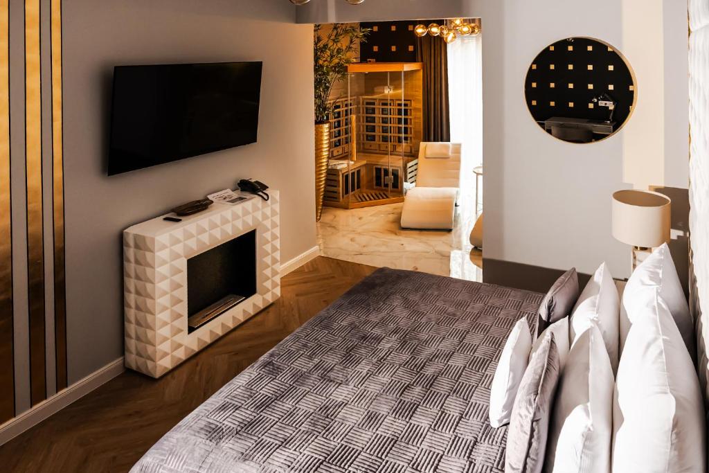 Televízia a/alebo spoločenská miestnosť v ubytovaní Hotel Luxor