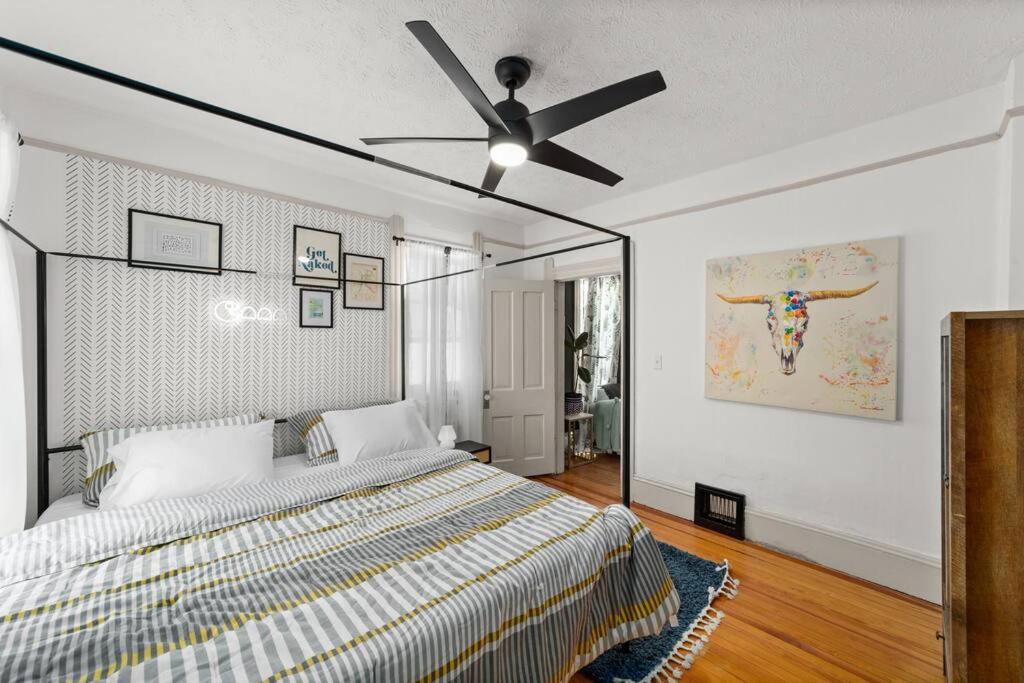 um quarto com uma cama e uma ventoinha de tecto em Pet Friendly 2BR in Little Italy em Cleveland