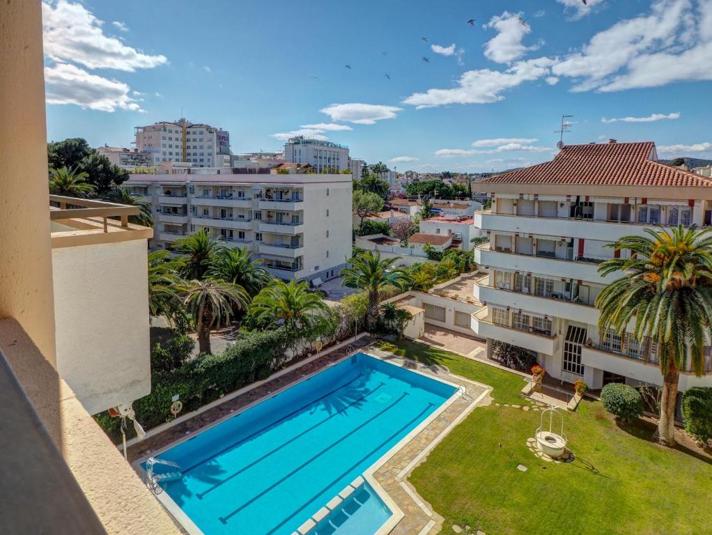 Bazén v ubytovaní Clarimar Duplex by Hello Homes Sitges alebo v jeho blízkosti