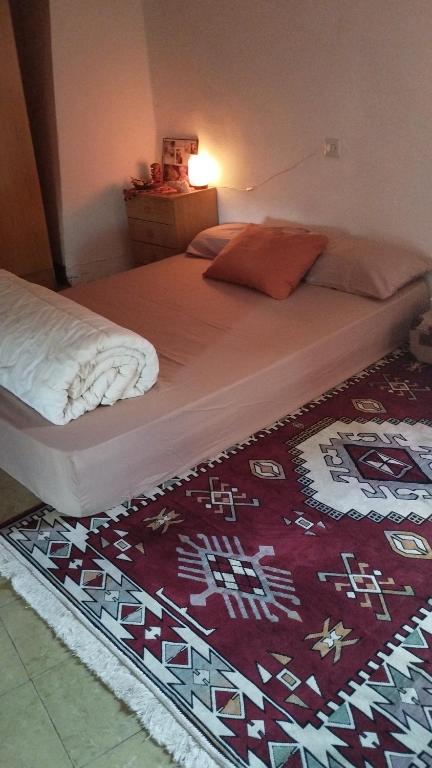 sypialnia z łóżkiem z dywanem na podłodze w obiekcie Casa Bahía w mieście Arbúcies