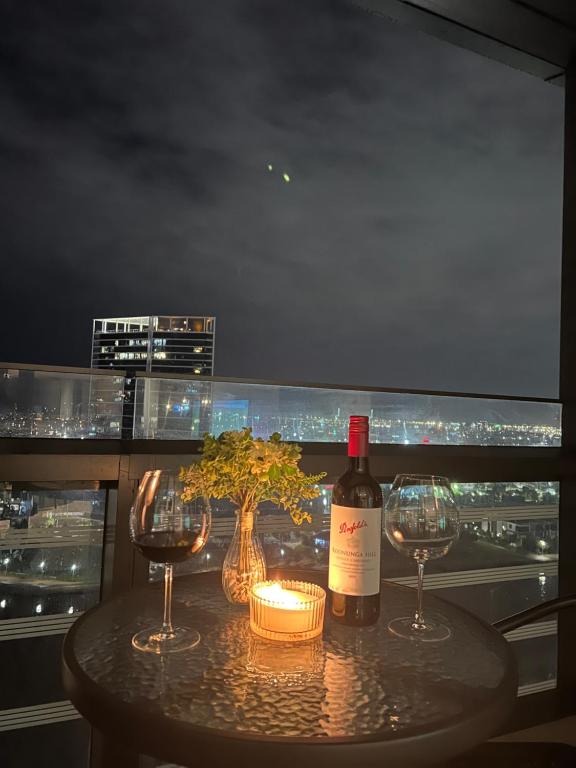 Nápoje v ubytování Free Parking Private Room in Docklands - Amazing View - Shared Washroom - Homestay with Host