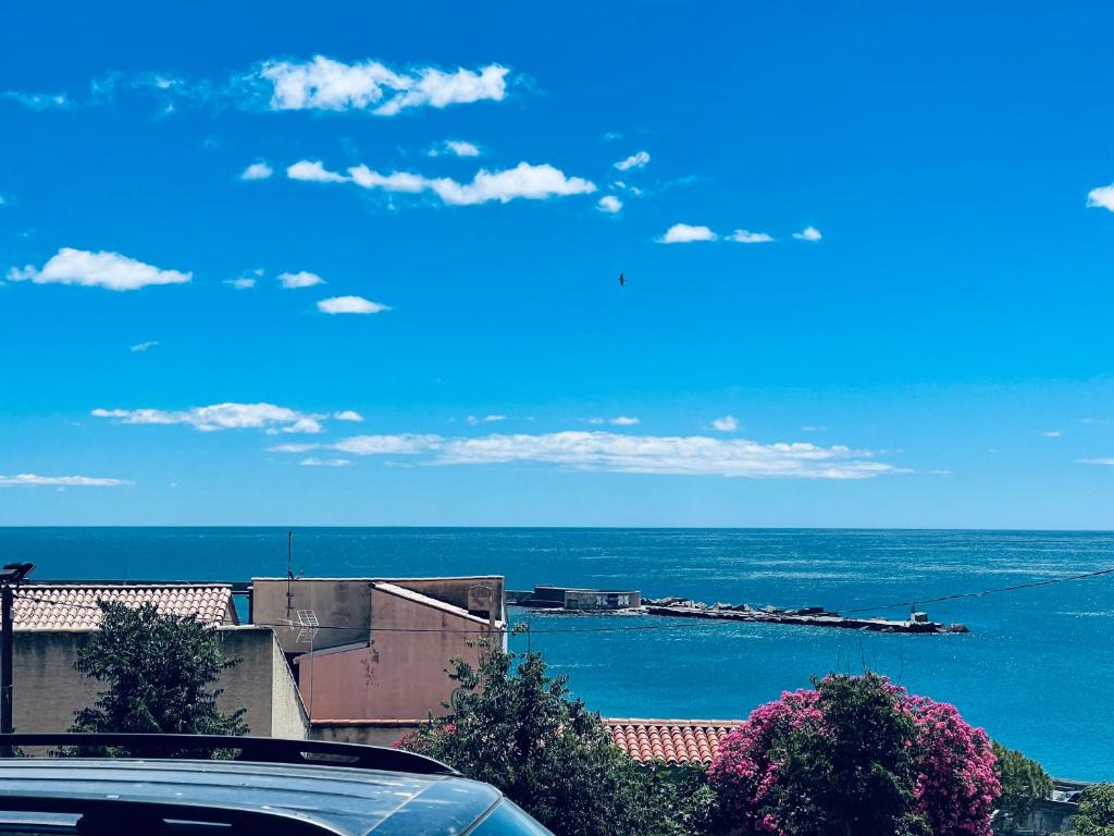 une vue sur l'océan avec un bateau dans l'eau dans l'établissement Studio Maison Lacroix, à Sète