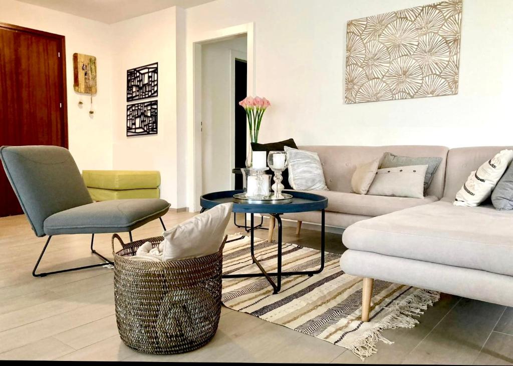 uma sala de estar com um sofá, uma mesa e cadeiras em Lausanne/Pully: appartement moderne et très bien situé em Pully