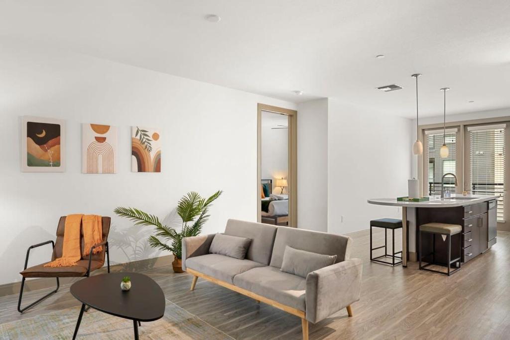 Khu vực ghế ngồi tại Luxury 2BR CozySuites on the Town Lake waterfront! 10