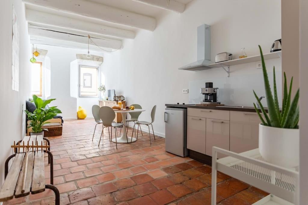 een keuken met een tafel en stoelen in een kamer bij Vieux Port - Le Quai in Marseille