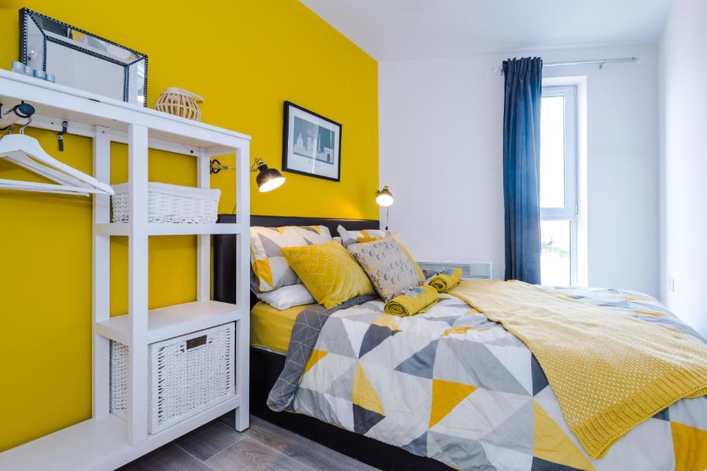 a bedroom with a bed and a yellow wall at OPP Liverpool - Perfect for contractors and travellers, BIG SAVINGS booking 4 nights or more! in Liverpool