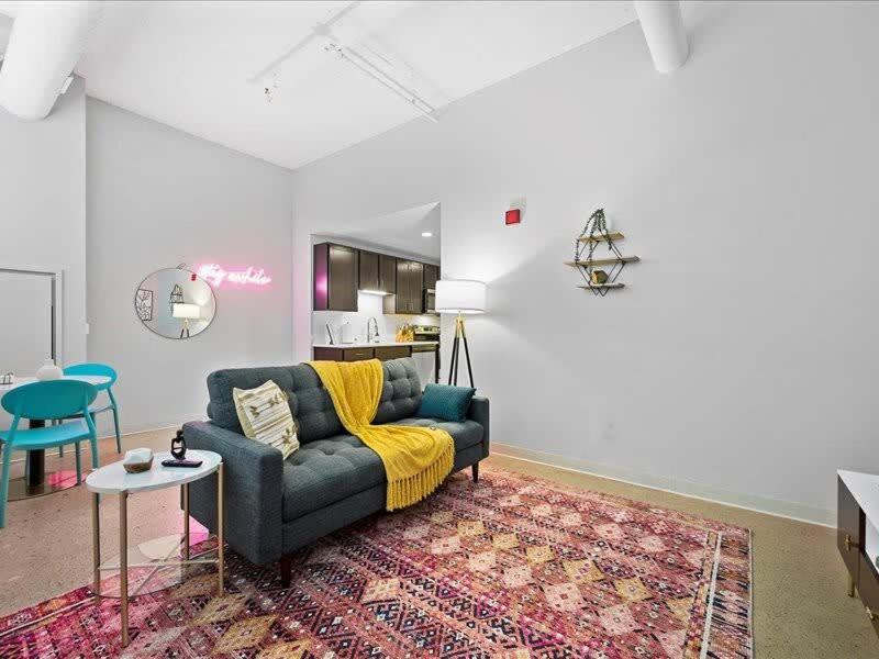 uma sala de estar com um sofá e um tapete em CozySuites Historic 1BR, Downtown Pittsburgh em Pittsburgh
