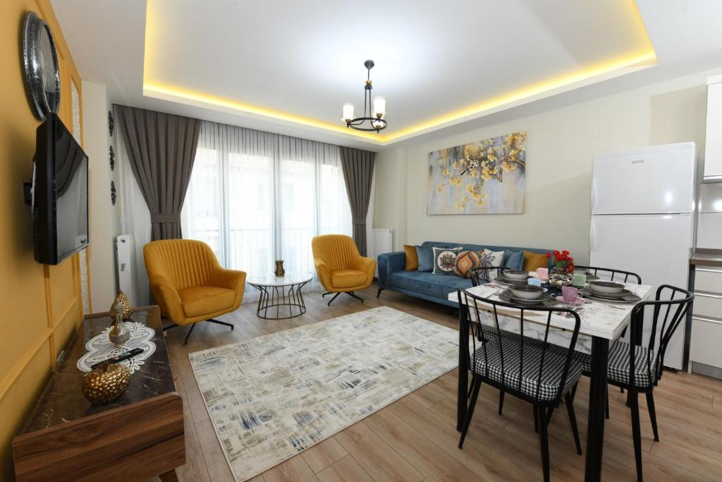 uma sala de estar com um sofá azul e uma mesa em Space Suite 4 em Istambul