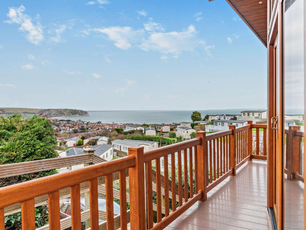 スワネージにある3 Bed in Swanage 94067の海が見えるバルコニー