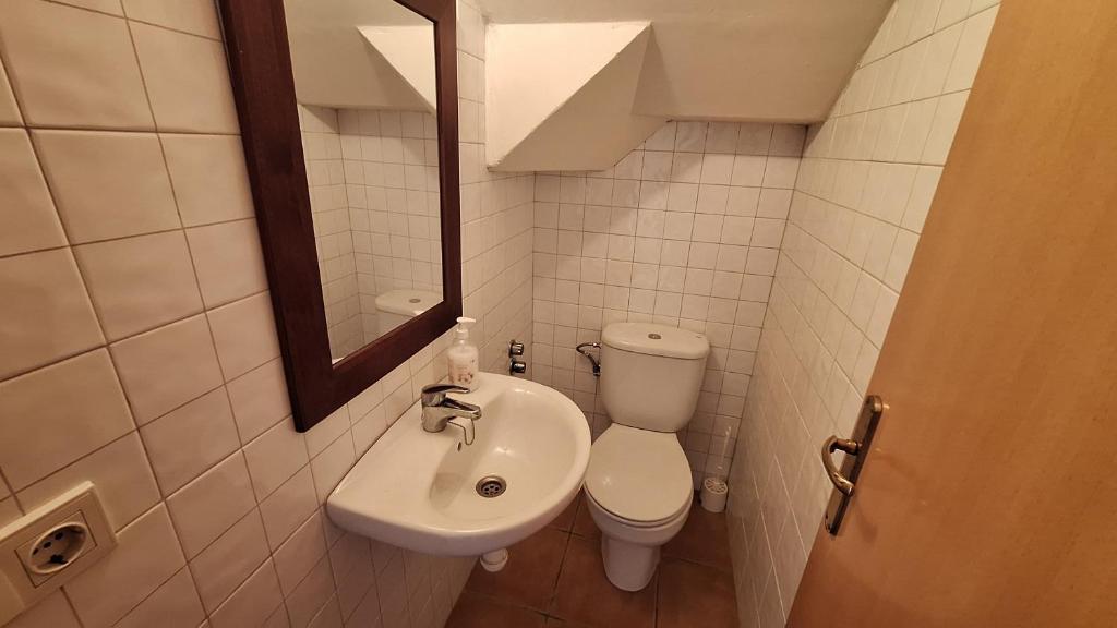 Kúpeľňa v ubytovaní Mas Pinell, 3 bedroom at 50m from the beach.