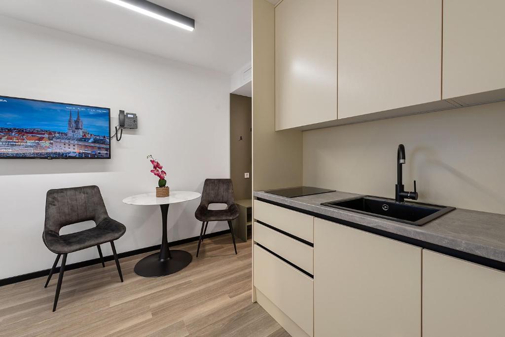 Studio Apartments Lenuzzi Zagreb - 1