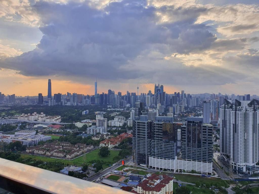 een luchtzicht op een stad met hoge gebouwen bij Reizz Residence By Luxury Suites in Kuala Lumpur