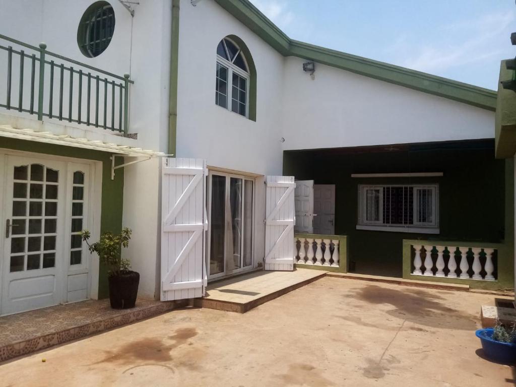 ein weißes Haus mit weißen Türen und einem Innenhof in der Unterkunft Tendry Guest House in Antananarivo